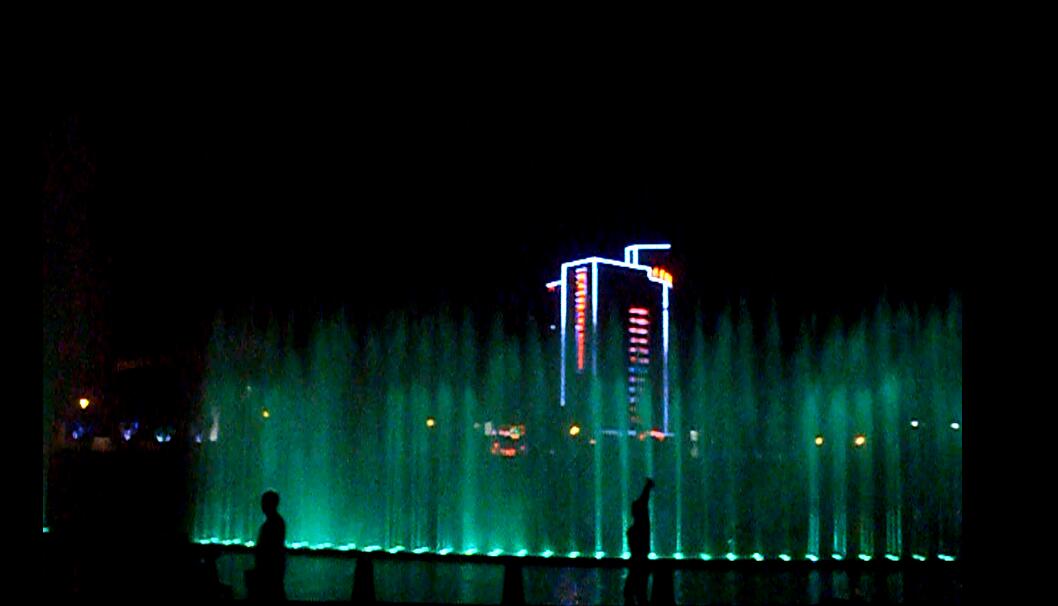 湖面喷泉夜景
